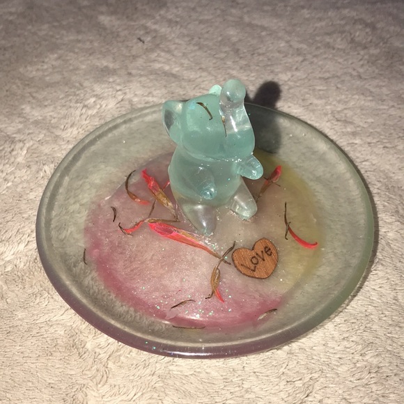 Epoxy resin elephant ๐ ring holder multi colored with love heart and petals โจ - Picture 3 of 8